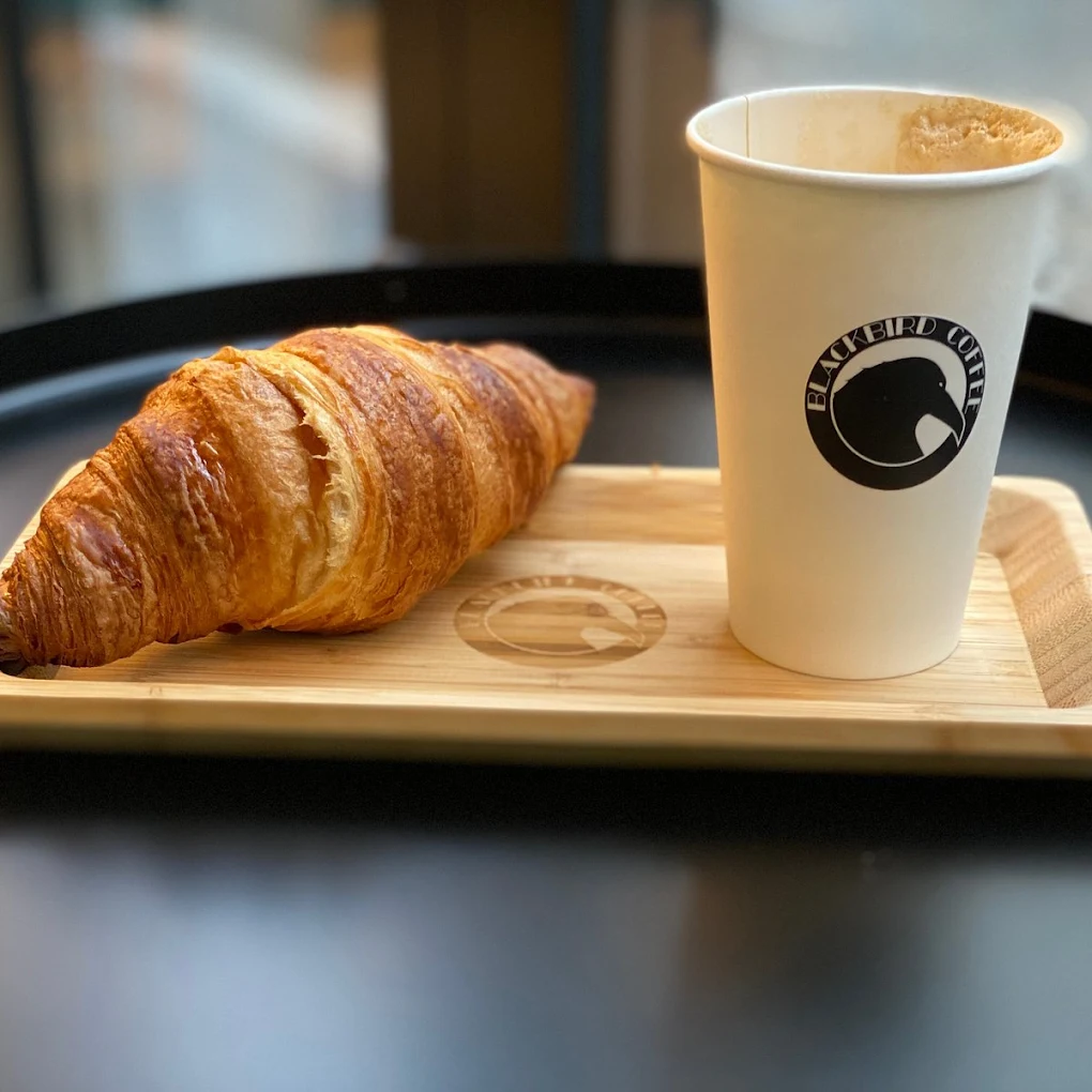 Croissant et café — Blackbird Coffee